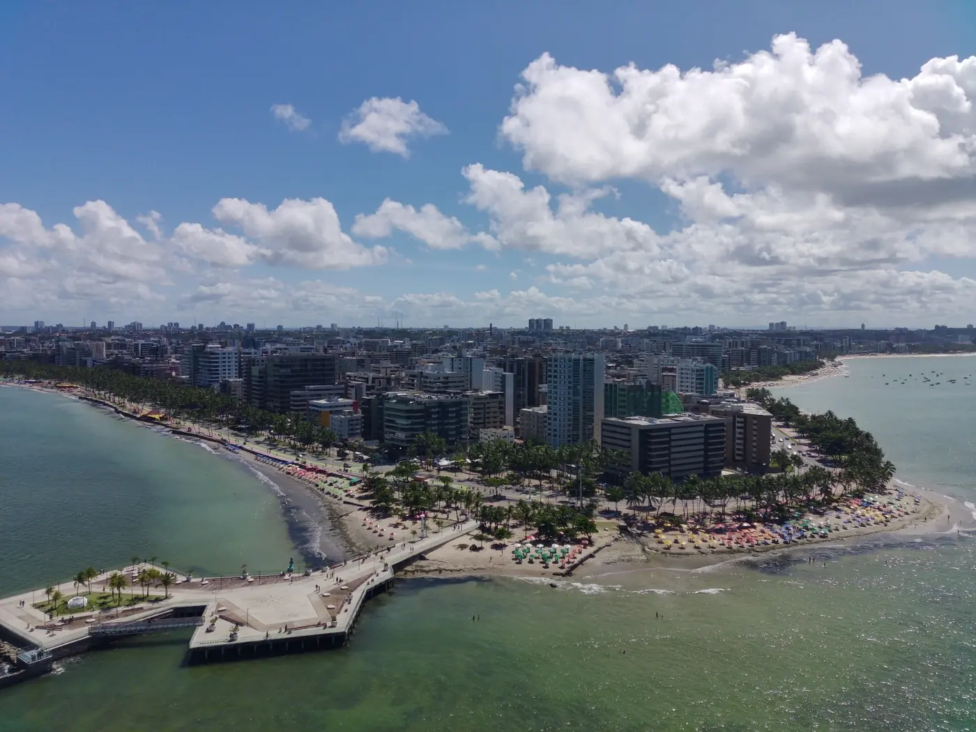 Vista aérea da orla da Ponta Verde em Maceió